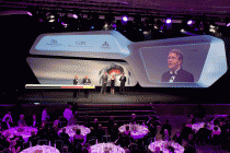 Geschäftsführerin Dr. Antje von Dewitz (mitte) bekommt den Deutschen Nachhaltigkeitspreis 2011 in der Kategorie Zukunftsstrategien verliehen. Foto: Christian Lietzmann