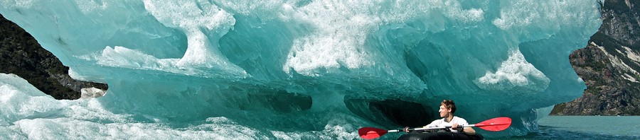 Im Rucksackboot vor dem Eisberg. Alle Bilder: Jan Mueller