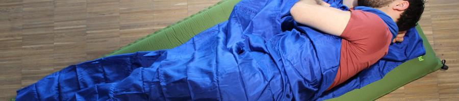 Ben steckt im Cocoon Travel Sheet aus Seide. Foto: CAMP4/Sebastián Laraia